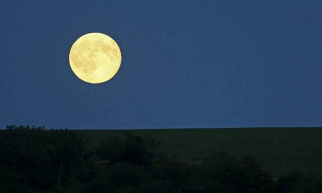 A lua azul ilumina o céu do sul da Inglaterra Foto: Eddie Keogh/Reuters