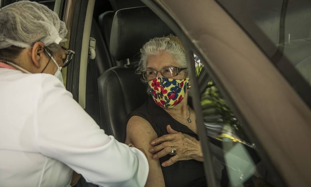 Prefeitura do Rio quer aplicar terceira dose em idosos no próximo mês Foto: Guito Moreto / Arquivo / Agência O Globo