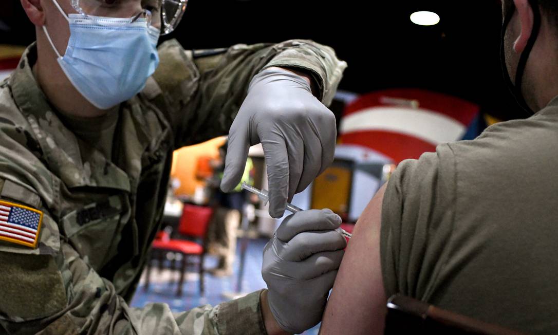 Soldado americano recebe vacina contra a Covid-19 na base de Fort Bragg, na Carolina do Norte Foto: KENNY HOLSTON / NYT/24-2-21