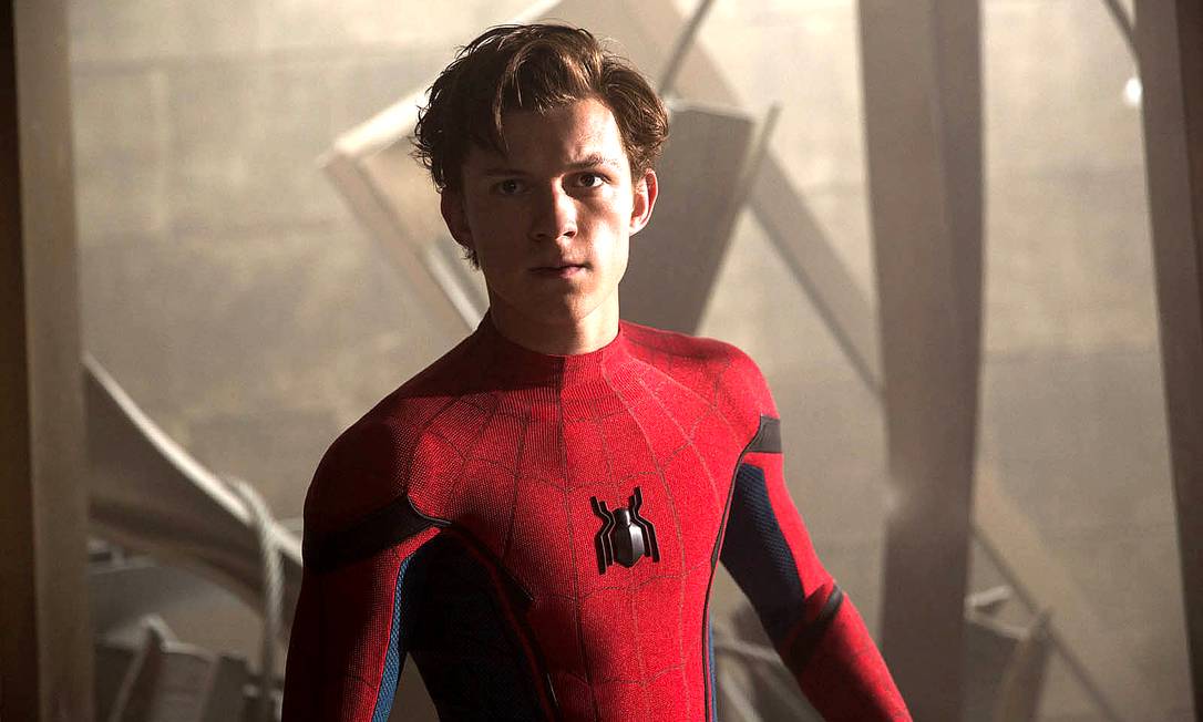 Tom Holland como Homem-Aranha/Peter Parker em 
