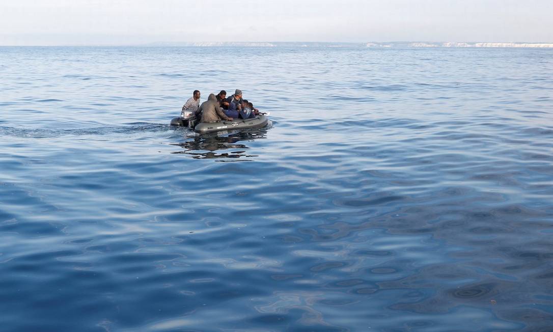 Migrantes fazem travessia do Canal da Mancha em bote inflável (4-08-2021) Foto: PETER NICHOLLS / REUTERS