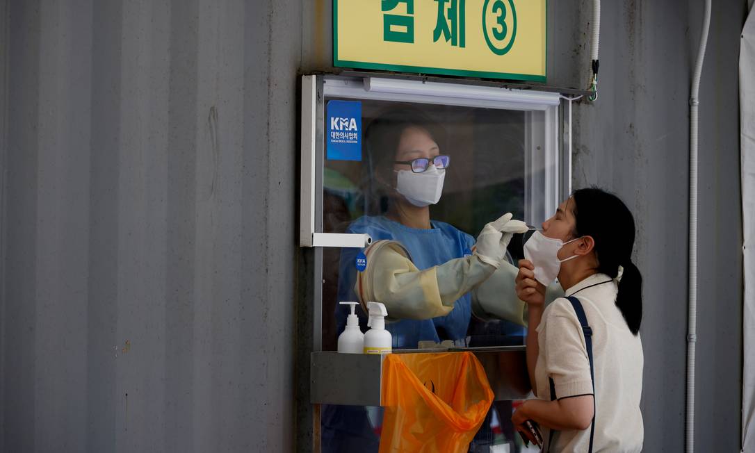 Mulher é testada em Seul, na Coreia Foto: KIM HONG-JI / REUTERS