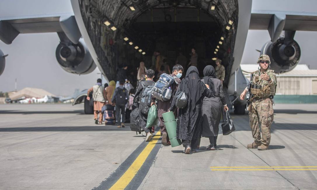 Famílias embarcando em avião militar americano de saída do Afeganistão Foto: Samuel Ruiz / Marinha dos EUA / via AFP
