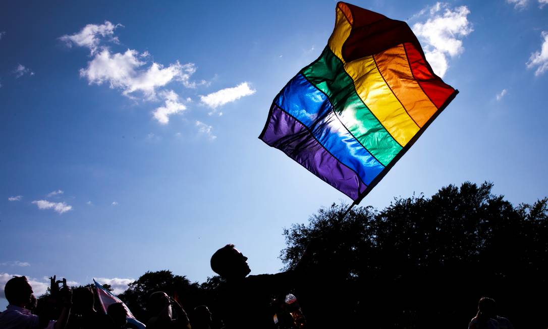 Participante segura bandeira no WorldPride em Copenhagen, Dinamarca, agosto de 2021 Foto: RITZAU SCANPIX / via REUTERS