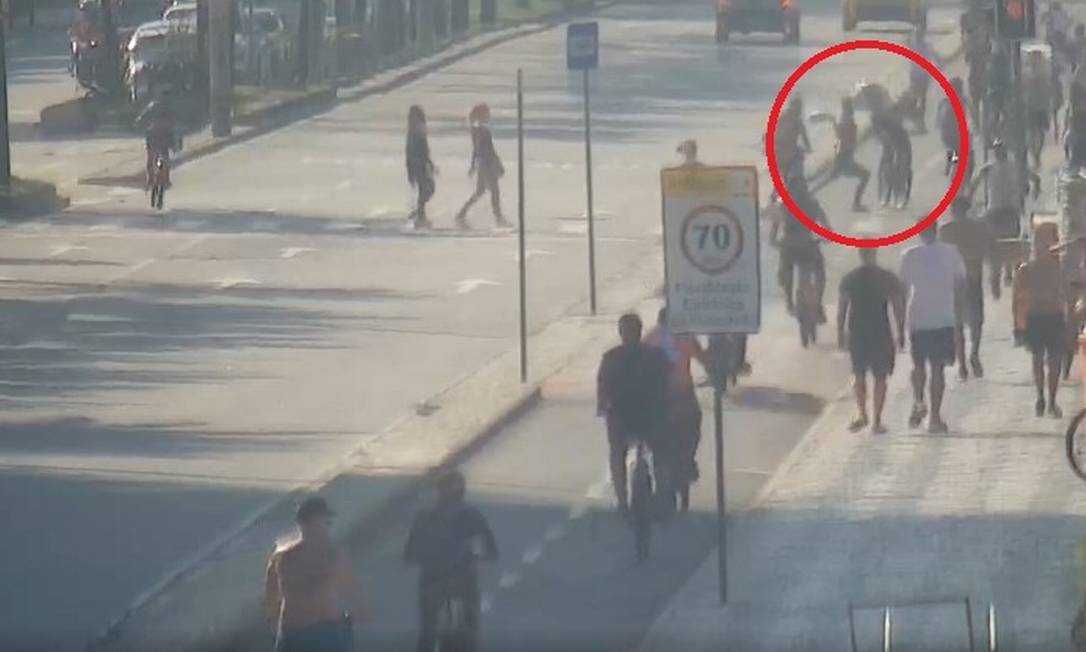 Momento em que pedestre tenta derrubar o assaltante da bicicleta Foto: Reprodução de vídeo