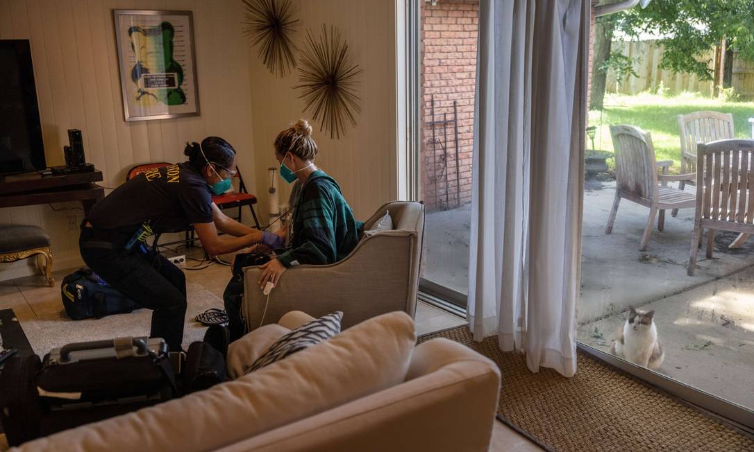 Em Houston, no Texas, paramédica checa os sinais vitais de uma paciente de Covid-19 antes de levá-la para o hospital Foto: JOHN MOORE / AFP/17-8-21