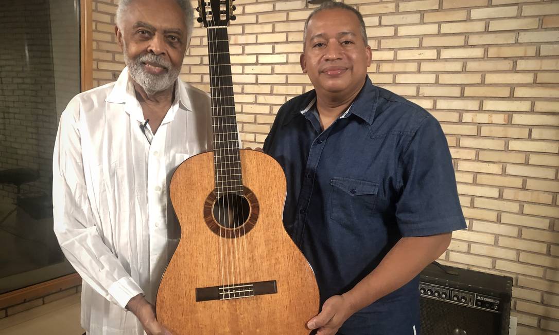 Gilberto Gil com Davi Lopes e violão feito com madeiras remanescentes do incêndio do Meseu Nacional Foto: Divulgação