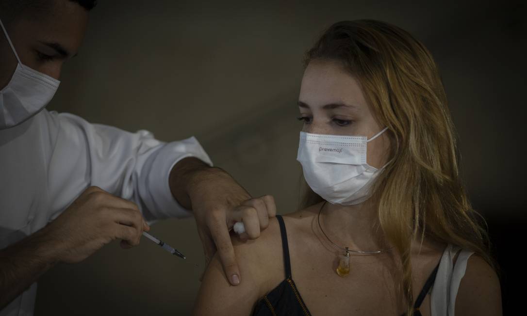 Atrasado nas negociações, Brasil ainda não fechou compra de vacinas para 2022