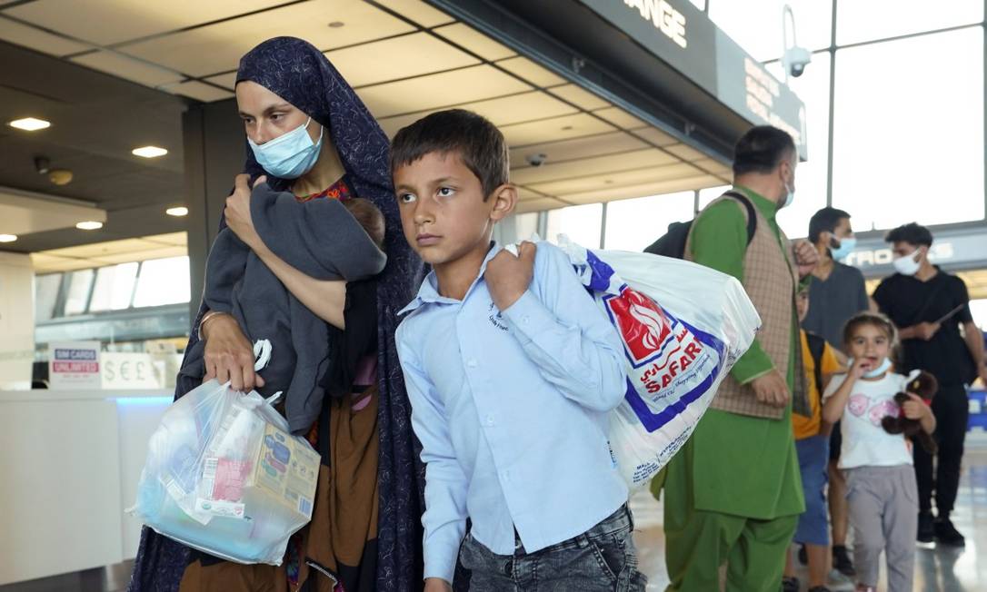 Refugiados afegãos na chegada aos Estados Unidos após tomada de poder pelo Talibã Foto: KEVIN LAMARQUE / REUTERS