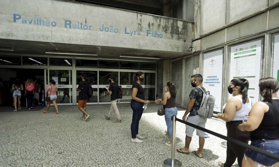 Estudantes se preparam para a segunda etapa do Enem 2021 na Uerj, Foto: Gabriel de Paiva / Agência O Globo