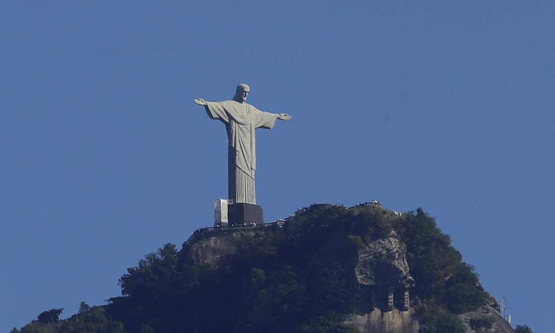 O Cristo Redentor, visto do alto da Ladeira dos Tabajaras, em Botafogo Foto: Fabiano Rocha / Agência O Globo / 19-08-2021