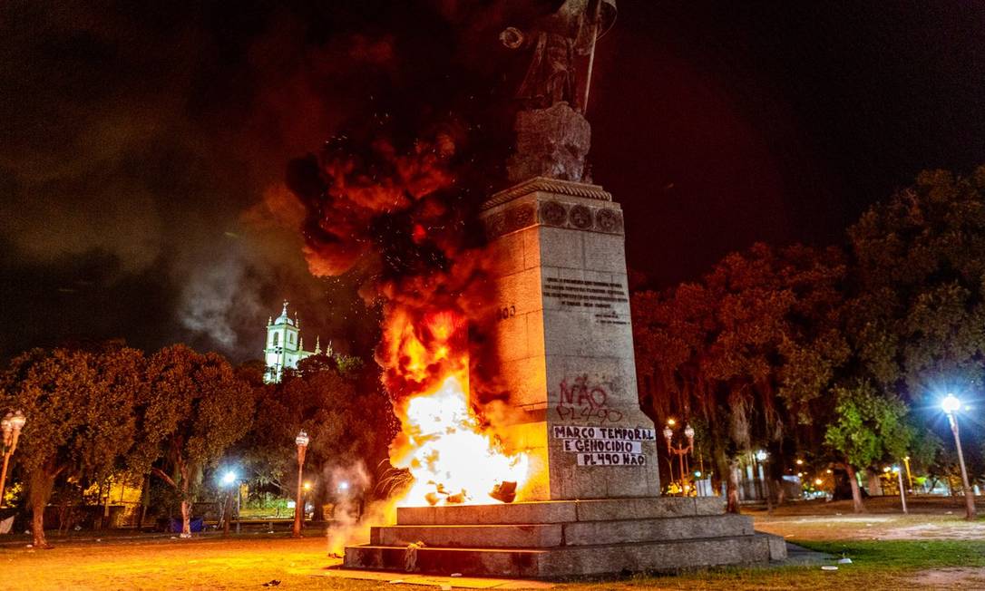 Estátua de Pedro Álvares Cabral é incendiada na Zona Sul do Rio Foto: Reprodução Twitter/ @urucumirim