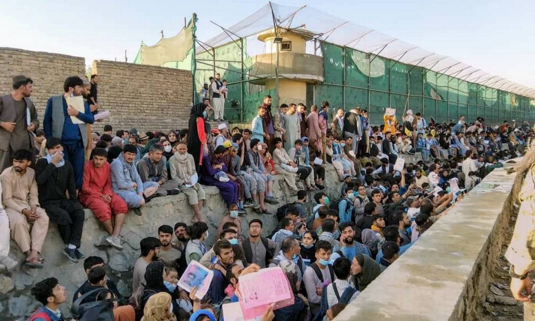 Multidões se agrupam do lado de fora do aeroporto internacional de Cabul Foto: TWITTER/DAVID_MARTINON / via REUTERS