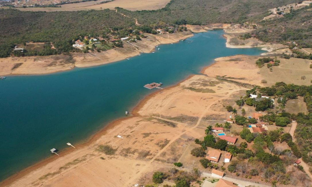 Com o baixo nível da represa pequenas ilhas de terra começaram a surgir no meio da represa Foto: Joel Silva / Agência O Globo