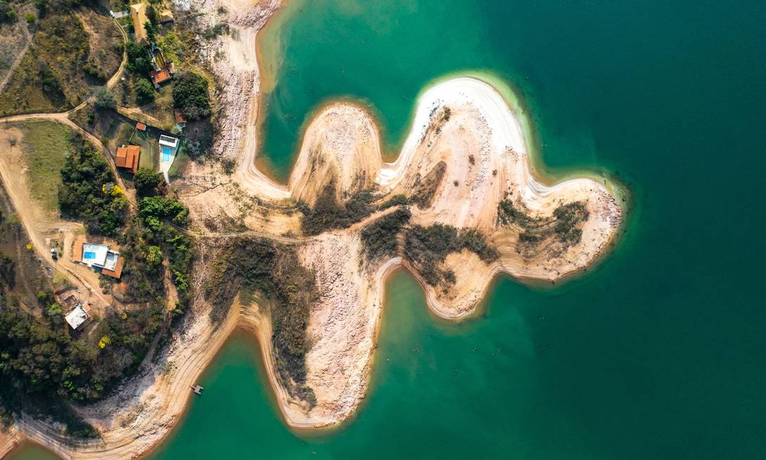 Seca no lago da hidrelétrica de Furnas, em Minas Gerais, expõe pequenas enseadas, ilhotas e até compromete a navegação Foto: Joel Silva / Agência O Globo