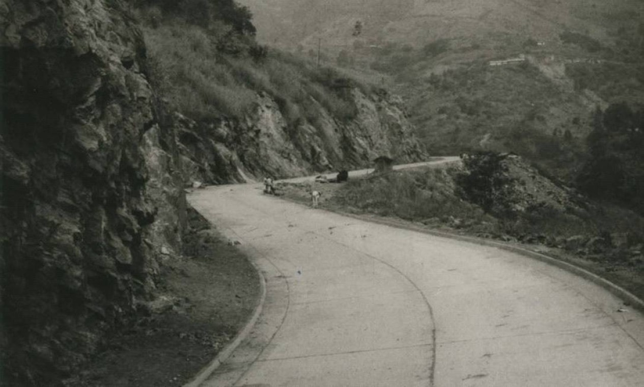 Atualmente uma das principais vias entre a Zona Norte e a Zona Oeste, a Estrada Grajaú-Jacarepaguá, cujo nome oficial é Avenida Menezes Cortes, foi construída entre as décadas de 1940 e 1950 Foto: Divulgação
