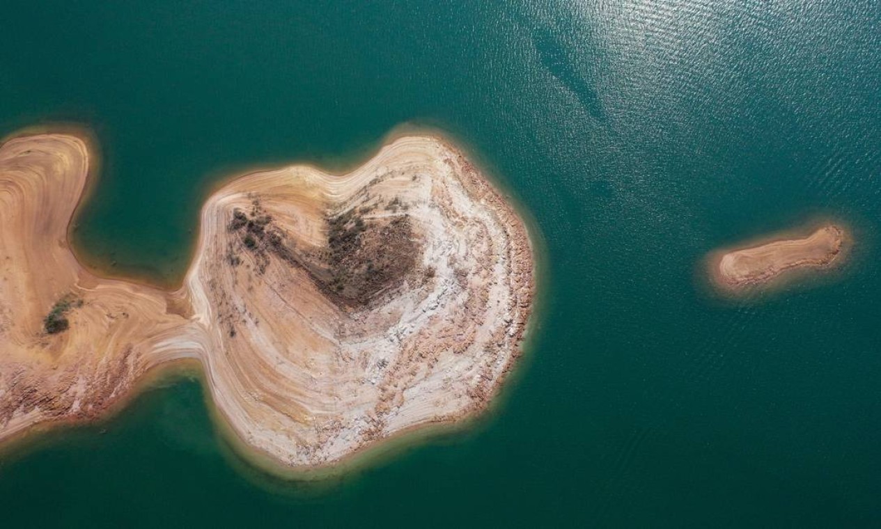 Seca no lago expõe pequenas enseadas e ilhotas Foto: Joel Silva / Agência O Globo