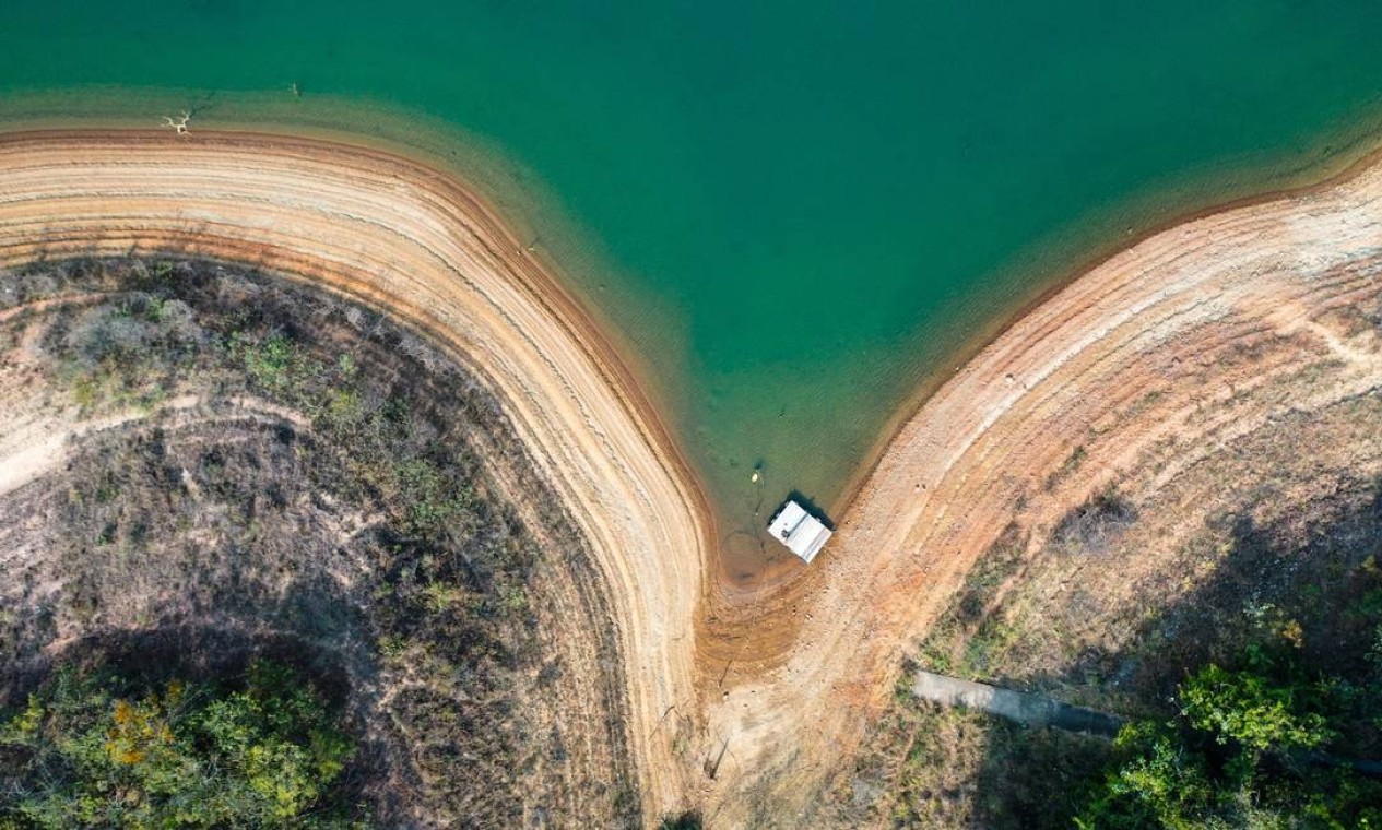 Baixo nível de represas preocupa especialistas Foto: Joel Silva / Agência O Globo