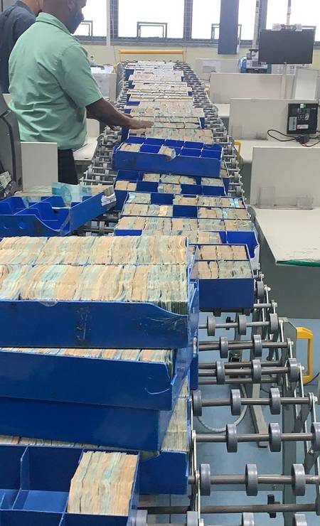 A PF afirma que foram apreendidos cerca de R$ 14 milhões e 100 libras esterlinas, em espécie Foto: Divulgação