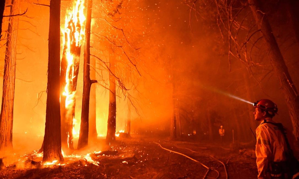 O incêndio florestal do Lago Isabella, no condado de Kern, queimou mais de 20 mil acres e ameaça casas em torno de Woford Heights e Kernville, na Califórnia, EUA Foto: PATRICK T. FALLON / AFP