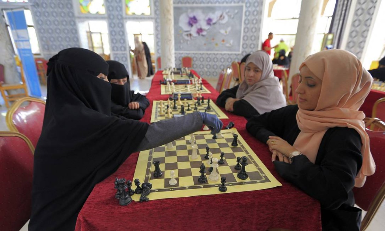 Mulheres participam de um campeonato local de xadrez, na capital do Iêmen, Sanaã Foto: MOHAMMED HUWAIS / AFP