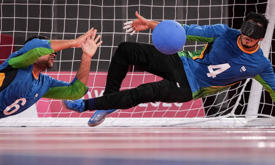 Leomon Moreno e Romario Marques defendem uma bola durante a preliminar do grupo A do futebol de cinco contra os EUA, nos Jogos Paralímpicos Foto: YASUYOSHI CHIBA / AFP