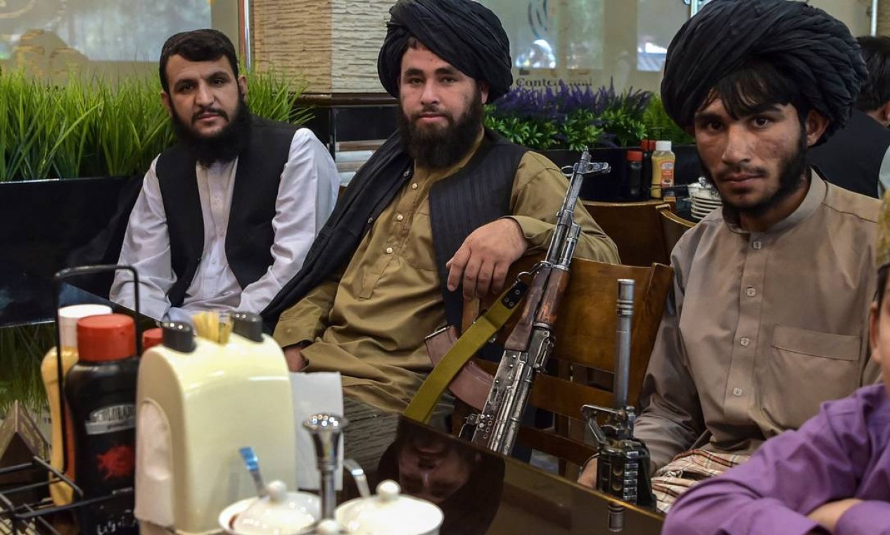 Talibãs esperam por suas refeições para ser servido em um restaurante em Cabul, capital do Afeganistão Foto: WAKIL KOHSAR / AFP