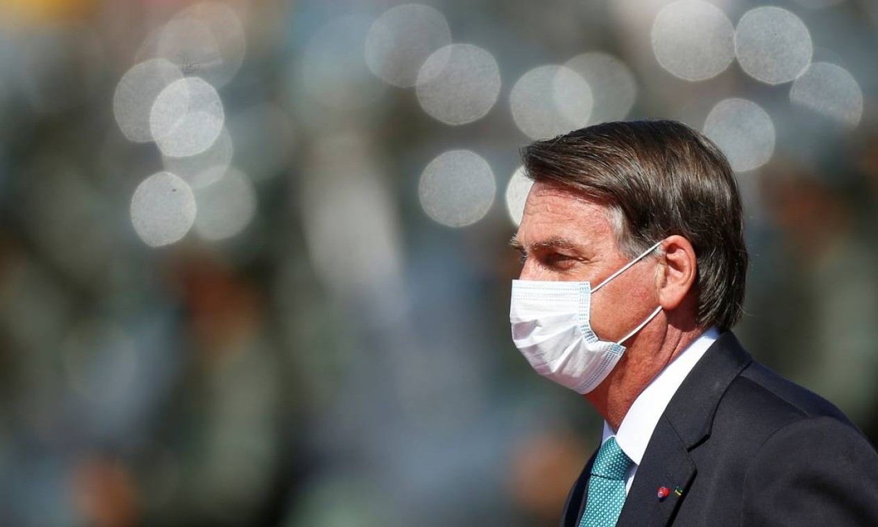 Sem poder entrar em restaurantes de NY, Bolsonaro come pizza na rua