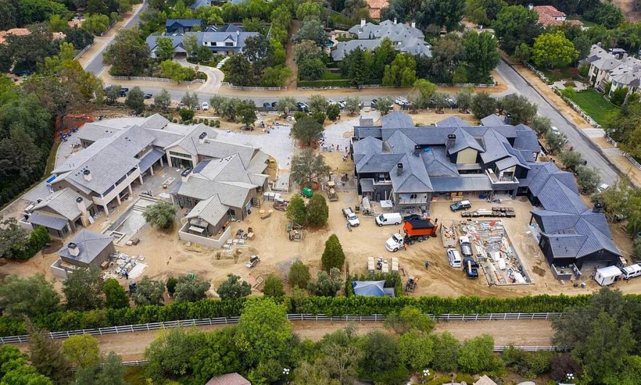 Obra de construção das mansões vizinhas de Kris Jenner e Khloe Kardashian Foto: Backgrid via Daily Mail