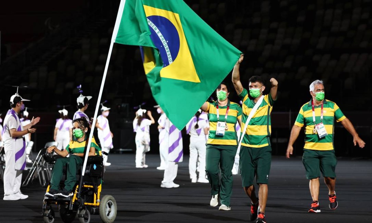 Evelyn de Oliveira, foi a porta-bandeira do Brasil na abertura dos Jogos Paralímpicos de Tóquio Foto: ATHIT PERAWONGMETHA / REUTERS