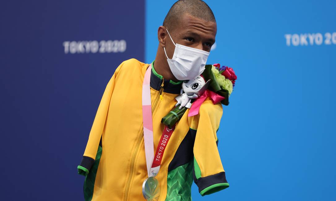 Jogos Paraolímpicos de Tóquio 2020 - Natação - 100m Costas Masculino - Cerimônia de Medalha S2 Tokyo Aquatics Center, Tóquio, Japão - 25 de agosto de 2021. Medalha de prata, Gabriel Geraldo Dos Santos Araujo do Brasil, comemora no pódio REUTERS / Molly Darlington Foto: MOLLY DARLINGTON / REUTERS