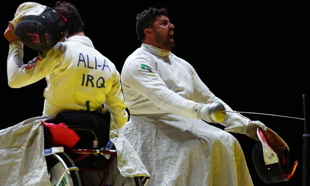 Jovane Guissone comemora vitória sobre Ammar Ali, do Iraque, na esgrima em Cadeira de Rodas Foto: Athit Perawongmetha / REUTERS