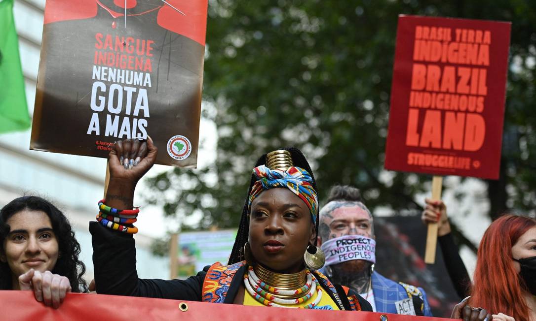 Centenas de pessoas se manifestaram em frente à embaixada do Brasil em Londres Foto: Justin Tallis / AFP