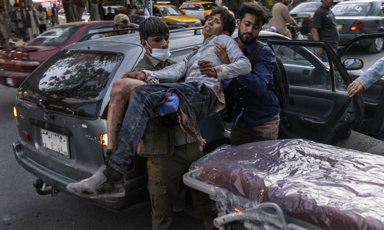 Pessoa ferida durante explosão no aeroporto de Cabul é levada para hospital Foto: VICTOR J. BLUE / NYT