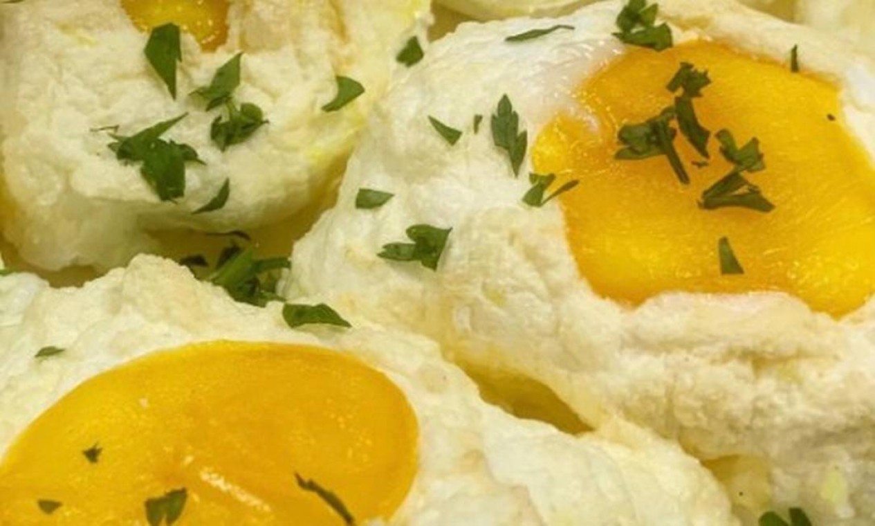 Cloud eggs, um dos pratos de época recriados na novela Foto: Flavia Cristofaro
