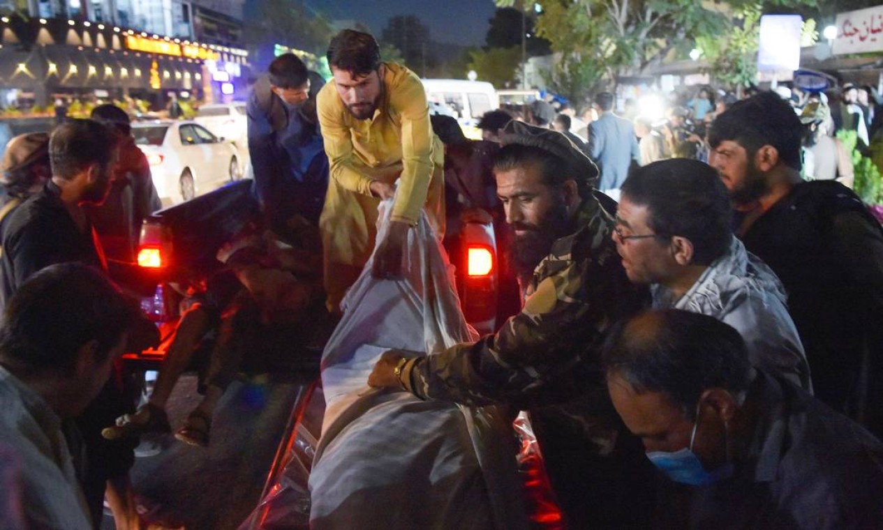 Equipe médica descarrega corpos de vítimas do atentado Foto: WAKIL KOHSAR / AFP