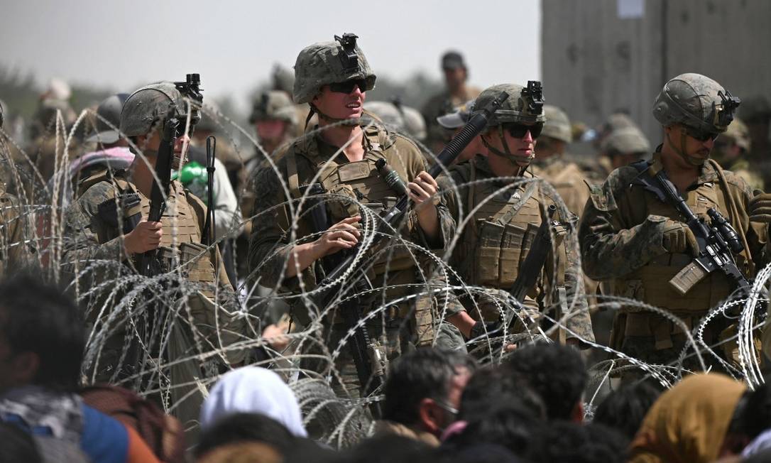 Soldados americanos fazem proteção do aeroporto de Cabul Foto: WAKIL KOHSAR / AFP/20-8-21