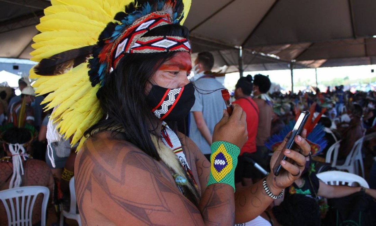 Um indígena pinta o rosto durante o acampamento "Luta pela Vida" Foto: Mariana Oliveira