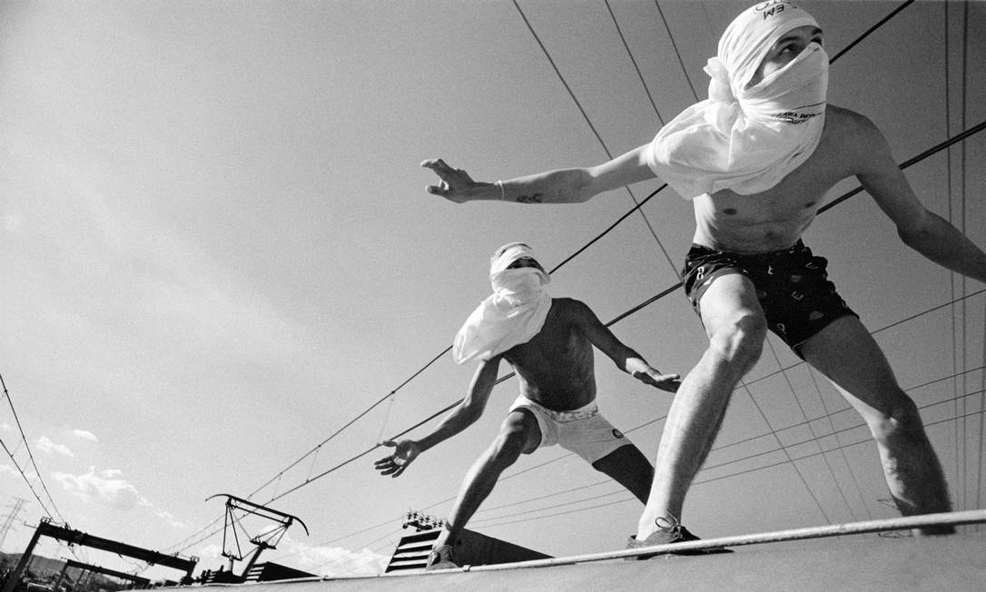 Foto da série "Surfistas de trem", que Rogério Reis fez em 1988 e está em seu novo livro "Olho nu" Foto: Rogério Reis