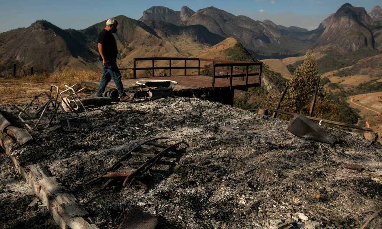 Só destruição. O morador Brian Cyril Higgins faz um balanço dos estragos em sua propriedade, atingida pelas chamas Foto: Brenno Carvalho / Agência O Globo