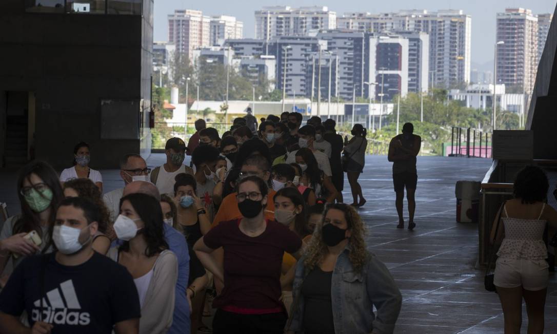 Fila para vacinação contra a Covid-19 na Cidade das Artes, na Barra Foto: Márcia Foletto em 19-08-2021 / Agência O Globo
