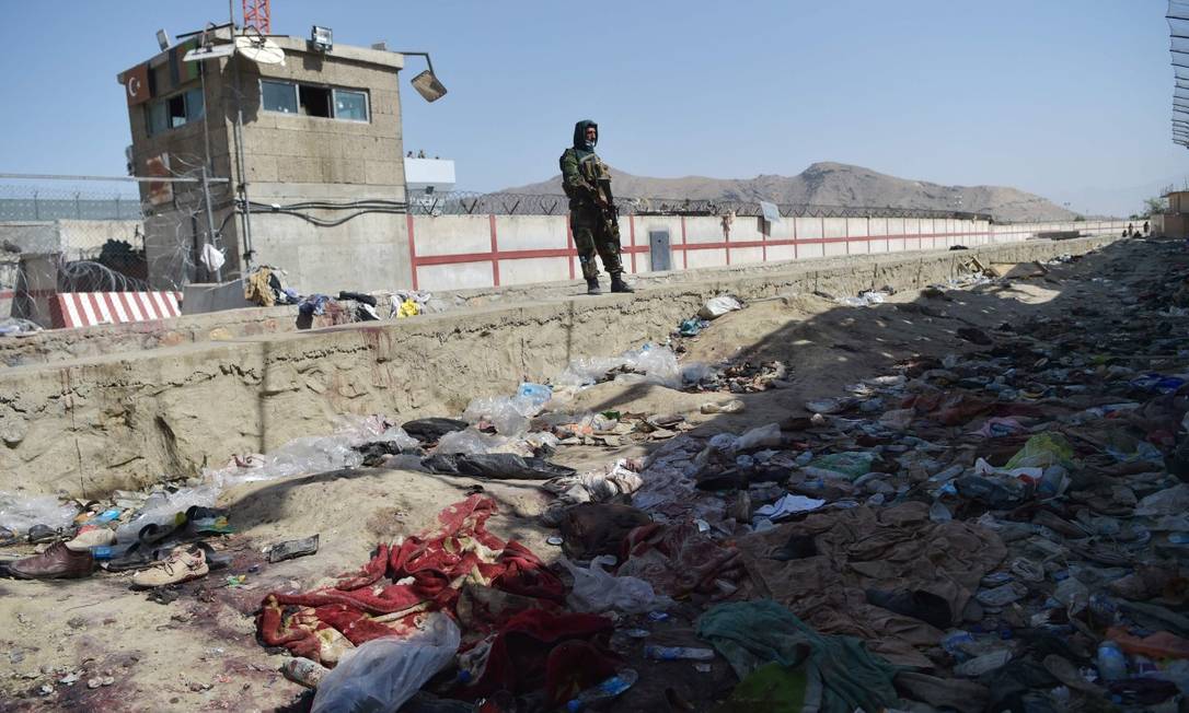 Soldado do Talibã faz patrulha no lugar de uma das explosões de quinta-feira Foto: WAKIL KOHSAR / AFP