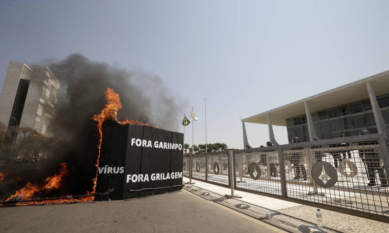 Adiamento do julgamento criou insatisfação dos grupos indígenas, que atearam fogo na frente do Palácio do Planalto Foto: Cristiano Mariz / Agência O Globo