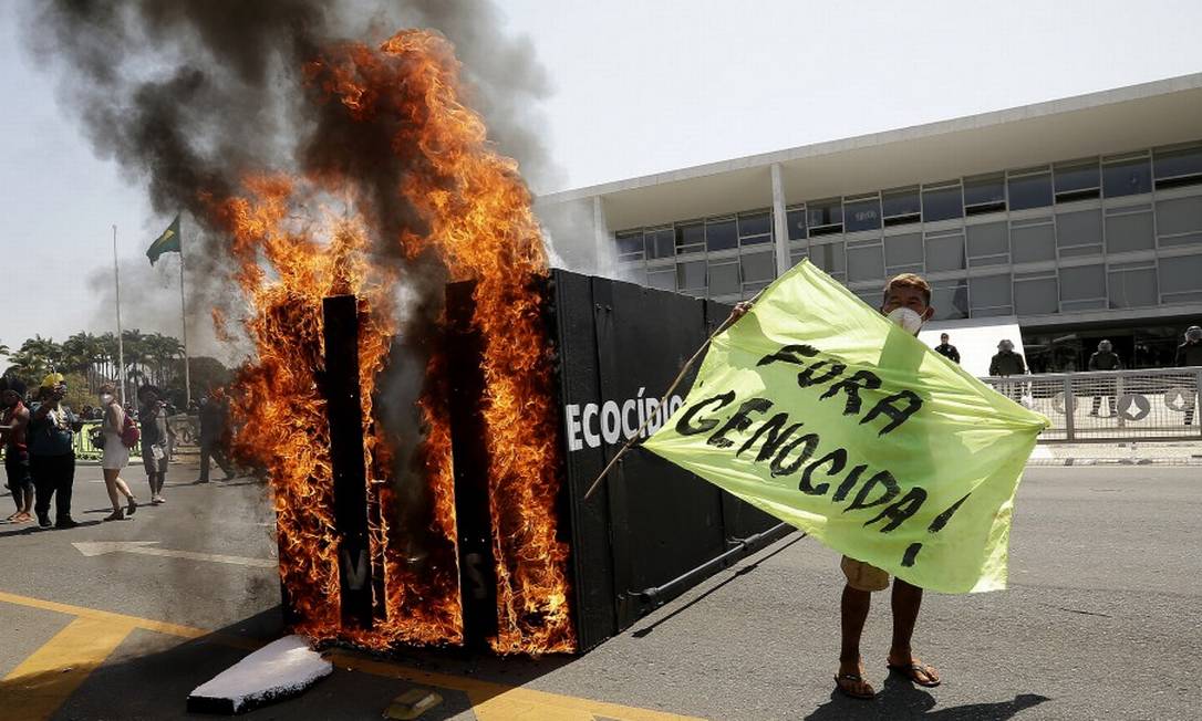 Caixão com mensagens contra o 'marco temporal' foi exibido e em seguida queimado por manifestantes indígenas em Brasília Foto: Cristiano Mariz / Agência O Globo