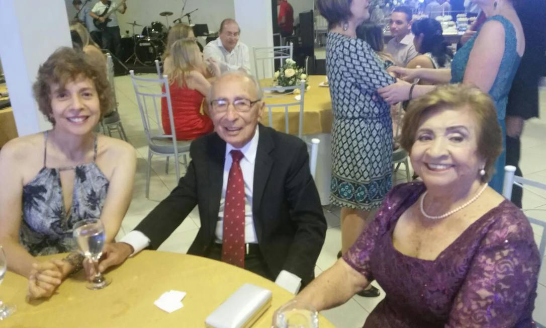 A jornalista Silvana Andrade, à esquerda, com o pai e a mãe, Maria Albani, morta por complicações da Covid-19, em 2020 Foto: Arquivo pessoal