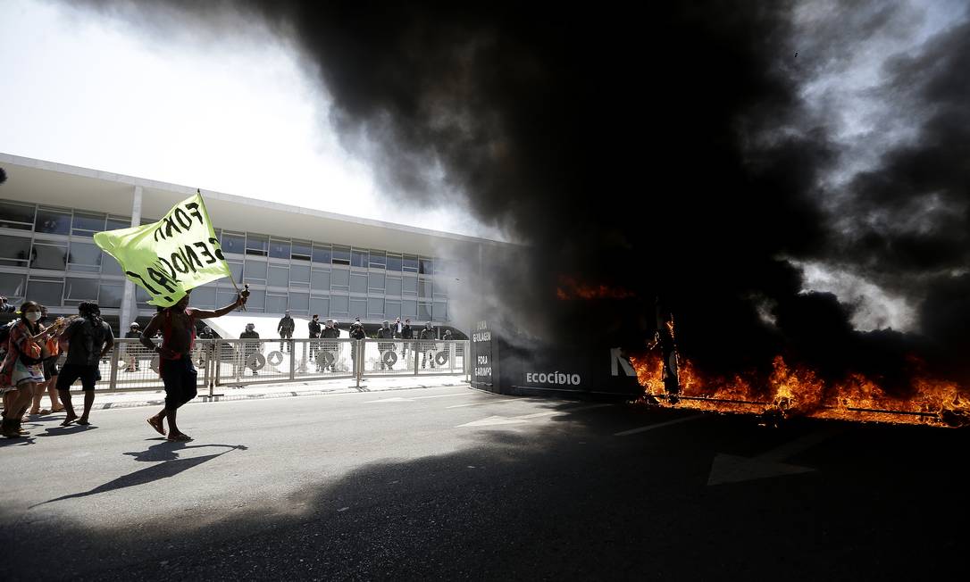 Caixão com mensagens contra o 'marco temporal' foi exibido e em seguida queimado por manifestantes indígenas em Brasília Foto: Cristiano Mariz / Cristiano Mariz