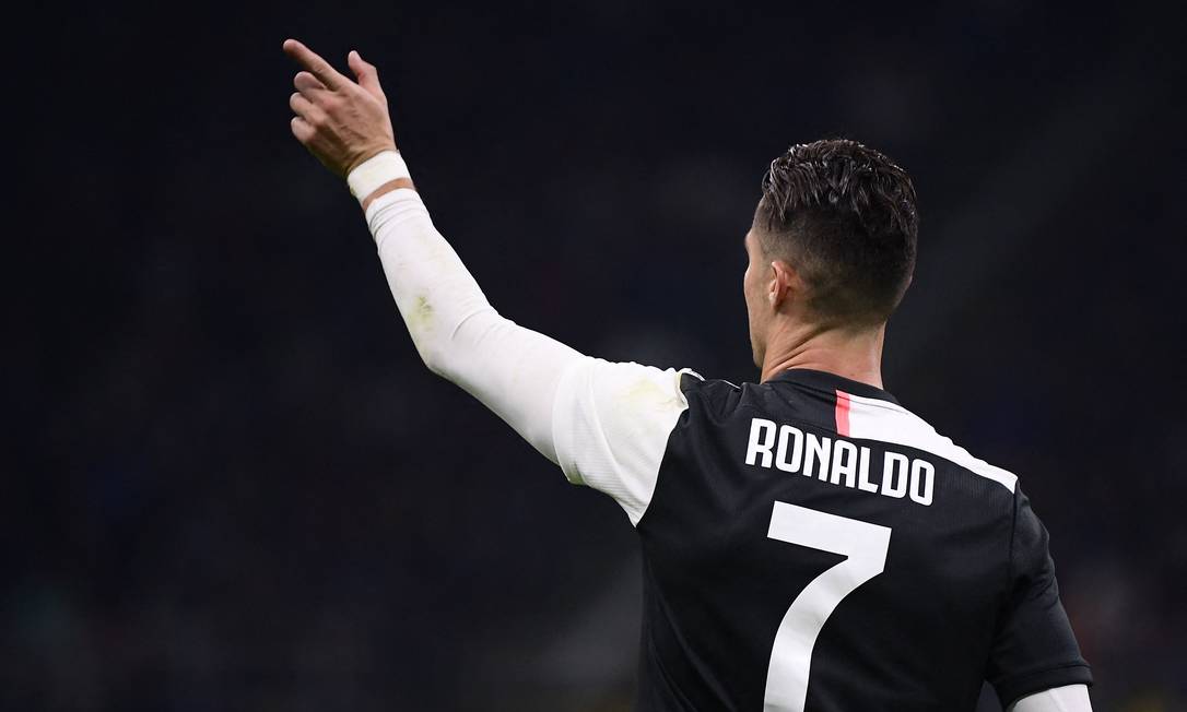Cristiano Ronaldo deve ter que escolher outro número no Manchester United Foto: MARCO BERTORELLO / AFP