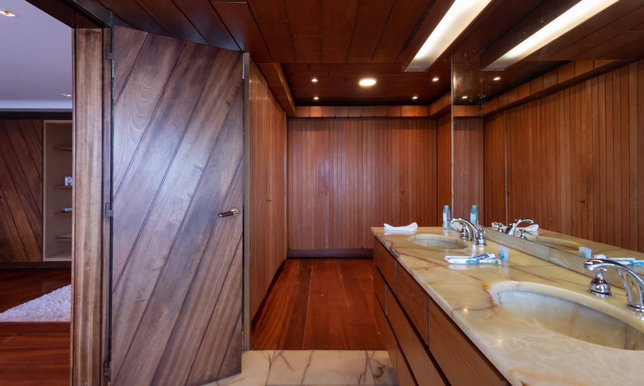 O banheiro com revestimento todo de madeira é um dos recintos da casa Foto: Divulgação/ Mayra Nolasco