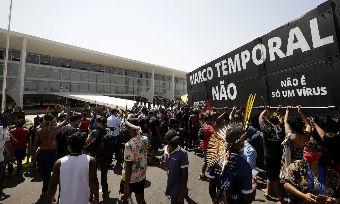 Mobilização dos povos indígenas contra a tese do marco temporal, em frente ao Planalto Foto: Cristiano Mariz / Agência O Globo - 27/08/2021