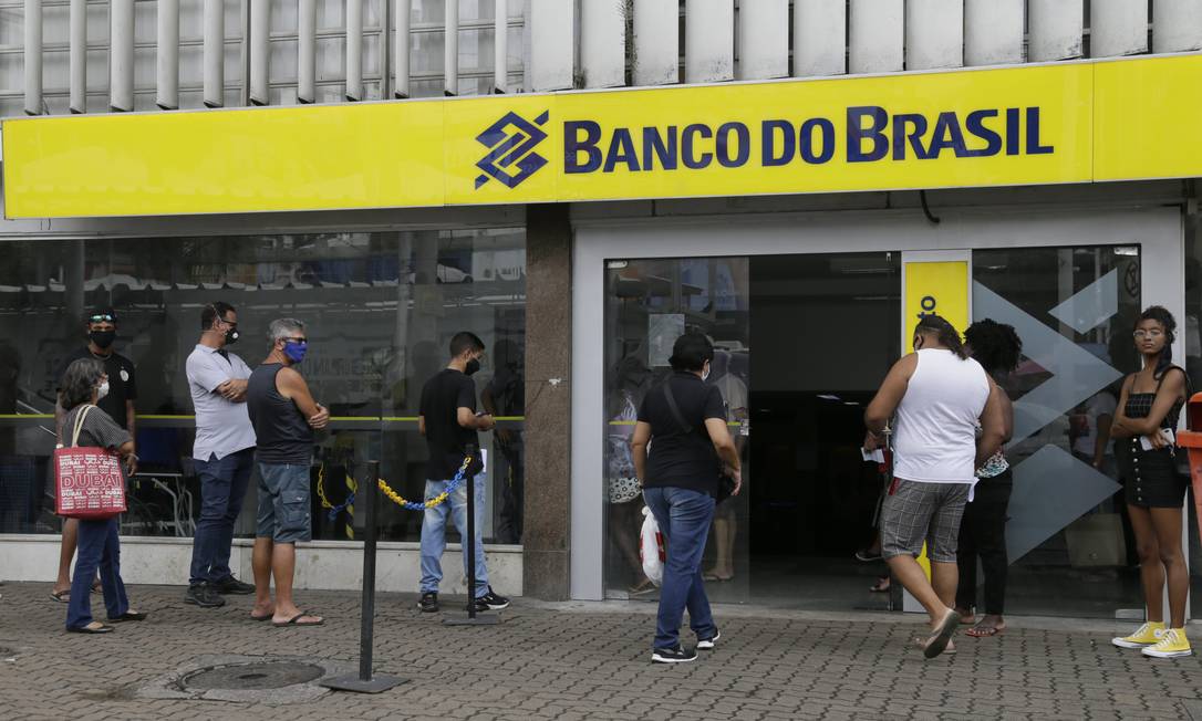 Nas redes sociais, usuários relataram problemas até mesmo para realizar saques e transferências nas agências bancárias Foto: Custódio Coimbra / Agência O Globo